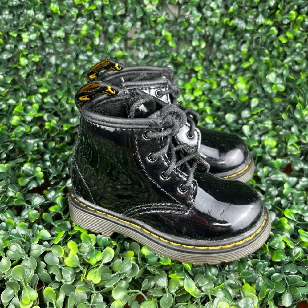 DR.MARTENS 1460BLACK PATENT LAMPER BOOTS  Size 6 Kids